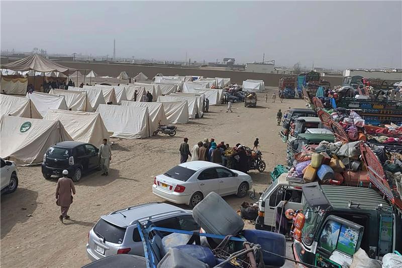 Regierung will Schutz afghanischer Geflüchteter in Pakistan Afghanen warten in Chaman in einem Lager, das von den Behörden eingerichtet wurde, um illegal in Pakistan lebenden Menschen in ihr Heimatland abzuschieben.