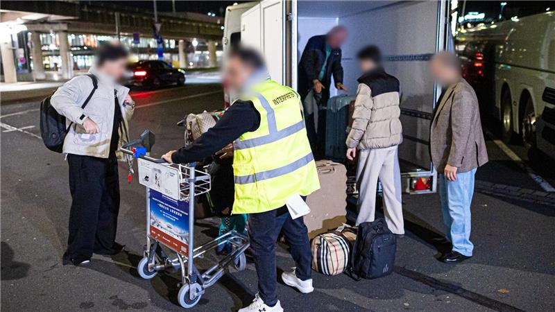 Afghaninnen und Afghanen bei ihrer Ankunft in Hannover. (Archivbild)
