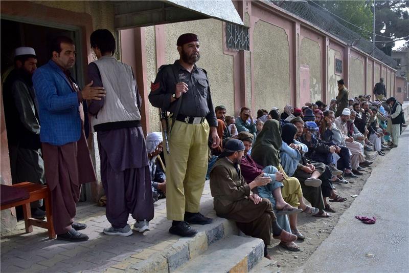 Drohende Abschiebung drängt Tausende Afghanen aus Pakistan Afghanische Einwanderer warten vor dem afghanischen Konsulat im pakistanischen Quetta, um Reisedokumente für die Rückkehr in ihr Heimatland zu erhalten.