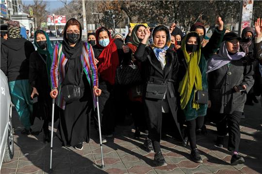 Afghanische Frauen demonstrieren gegen das kürzlich verhängte Universitätsverbot.
