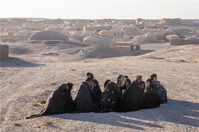 Neue Beben in Afghanistan - Hoffnung auf Überlebende sinkt Afghanische Frauen trauern im Bezirk Zenda Jan in der Provinz Herat im Westen Afghanistans um Angehörige.