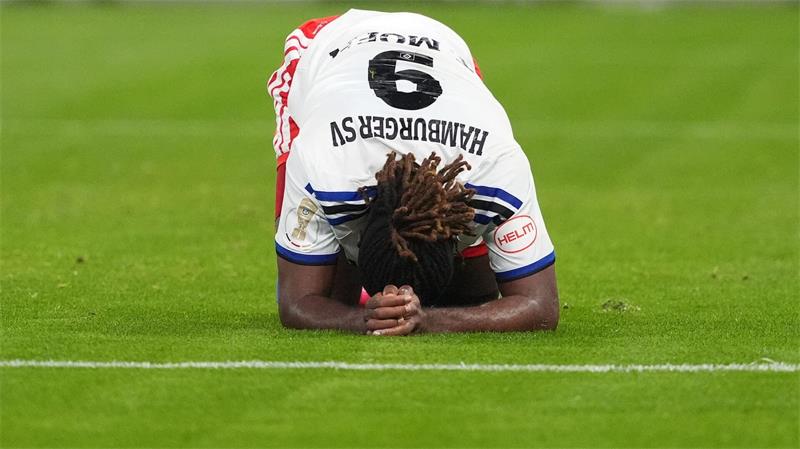 Frankfurt im Pokal souverän weiter: 3:1 bei HSV-Notelf Agiert oft unglücklich: HSV-Stürmer Terem Moffi.