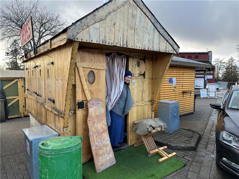 St. Andreasberg: Winterfest mit Umzug und Markttreiben Agnieszka Schneider ist gerade dabei, ihren Crepes-Stand auf dem Mittelaltermarkt aufzubauen, der am heutigen Freitag öffnet.