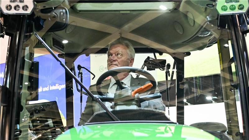 Agrarminister Rainer informierte sich über E-Mobilität auf dem Feld.  