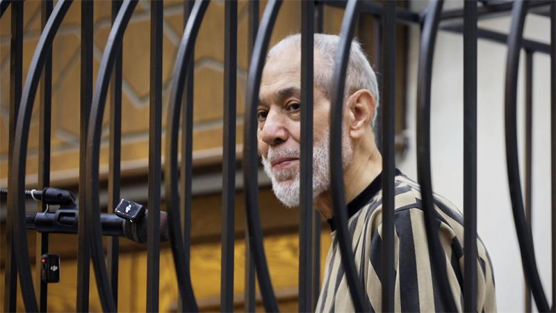 Ahmed Hassun, ehemaliger Großmufti Syriens unter dem gestürzten Präsidenten Assad, steht vor der Urteilsverkündung im Angeklagtenkäfig im Justizpalast in Damaskus.