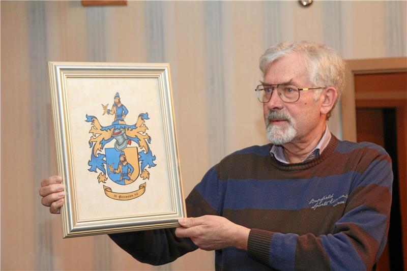 Ahnenforschung ist neben der Kommunalpolitik das Hobby von Albert Baumann. Besonders stolz ist der 70-Jährige dabei auf das Familienwappen, das sein Vorfahre Johann Baumann, ein Blaufarbenmeister, 1603 vom Kurfürsten von Sachsen verliehen bekommen hat. Foto: Eggers