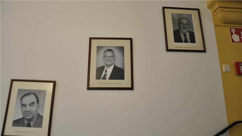 Die erste Frau an der Spitze des Goslarer Ratsgymnasiums Ahnentafel am Ratsgymnasium mit beeindruckender Kontinuität: Seit Mai 1978 hat es nur drei Direktoren gegeben. Hans Kopp ist bis Juli 1991 im Amt, Ernst Steinecke folgt von Januar 1992 bis Juni 2013. Hans-Peter Dreß rückt im August 2013 nach. Zwischen Kopp und Steinecke lenkt Dr. Horst Fahrenholz kommissarisch die Schule.