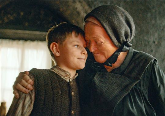 Ahnl (Marianne Sägebrecht) kümmert sich um Andreas (Ivan Gustafik).