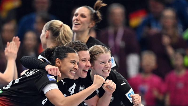 „So gerockt“: Handballerinnen im WM-Halbfinale Aimee von Pereira (l), Alina Grijseels und Nina Engel posieren für die Fotografen.