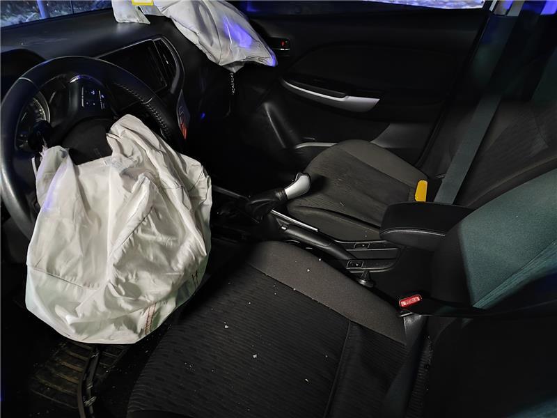 Nicht angeschnallt gegen die Leitplanke? Mann (23) verletzt Airbags lösten durch die Kollision aus. Die Anschnallgurte steckten bei Ankunft der Rettungskräfte in der Verankerung. Foto: Freiwillige Feuerwehr Seesen