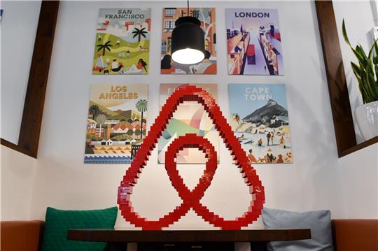 Airbnb investiert in den Bereich Künstliche Intelligenz.