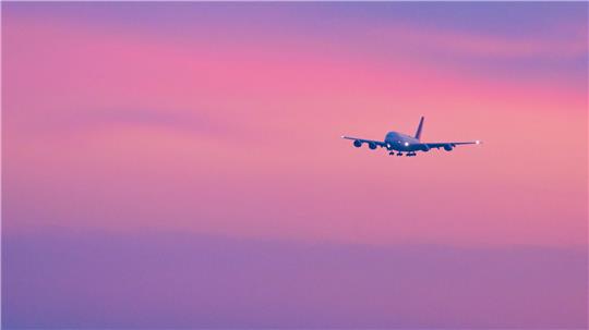 Airbus im Anflug auf München. Tui und andere Anbieter arbeiten an Rückholflügen, doch gesperrte Lufträume erschweren die Planung.