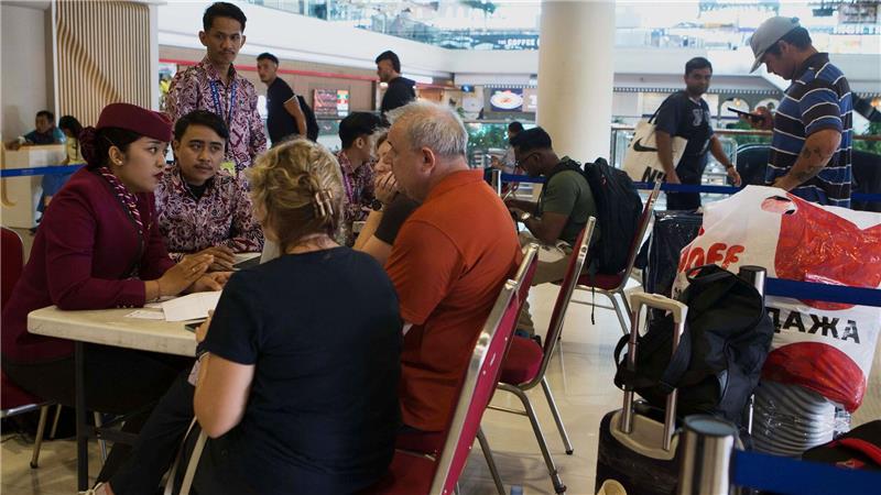 Urlaub in der Kriegszone: Reisende sitzen in Nahost fest Airlines können derzeit nichts ausrichten: Es ist unklar, wann die Flughäfen in der Golfregion wieder den Betrieb aufnehmen und wann gestrandete Reisende - wie hier auf Bali - nach Hause können.