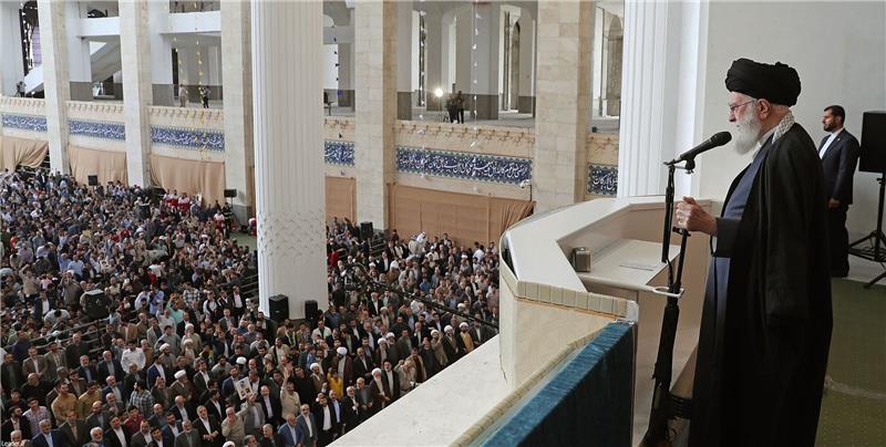 Irans Führung vor unruhigen Zeiten Ajatollah Ali Chamenei hält bei seiner Rede den Lauf eines Gewehrs in der Hand.
