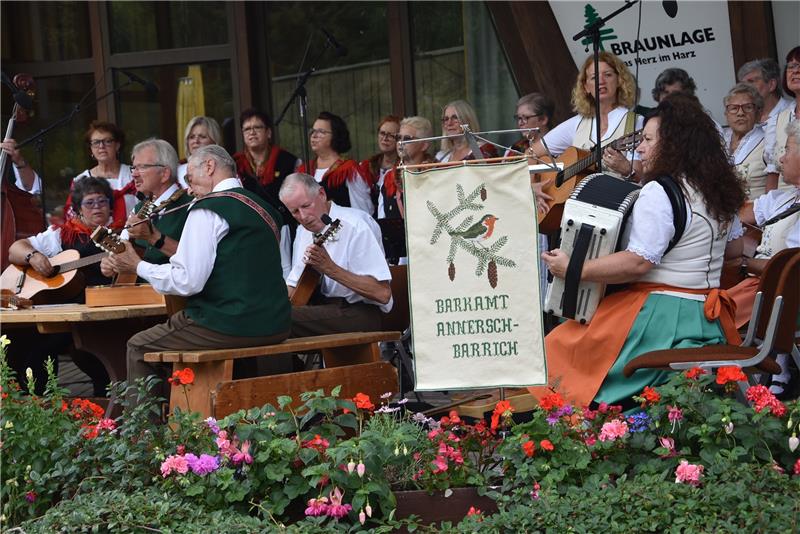 Harzer Lieder locken in Braunlage 350 Besucher an Akkordeon, Gitarre und auch die Harzzither sind die tonangebenden Instrumente der Brauchtumsgruppen. Foto: Breutel