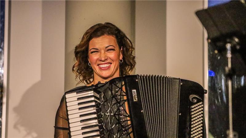 Harz-Classix-Festival: Zum Abschluss fließen sogar einige Tränen Akkordeonistin Ksenija Sidorova strahlt in die Kamera. Sie ist eine wahre Meisterin ihres Instruments.