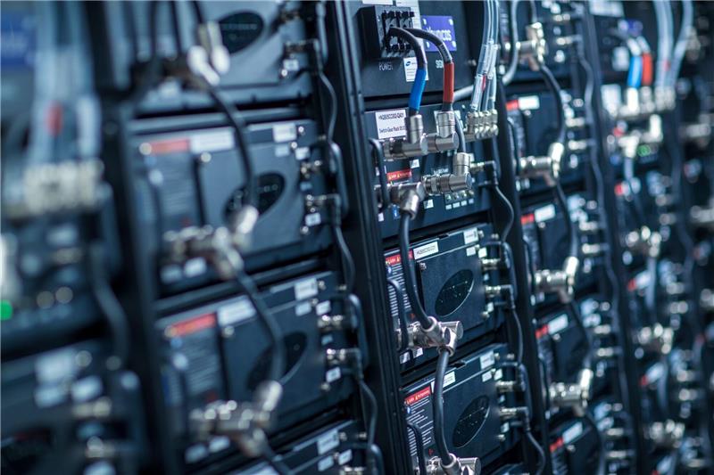 Akku-Blöcke in einem Batteriepark. (Symbolbild)