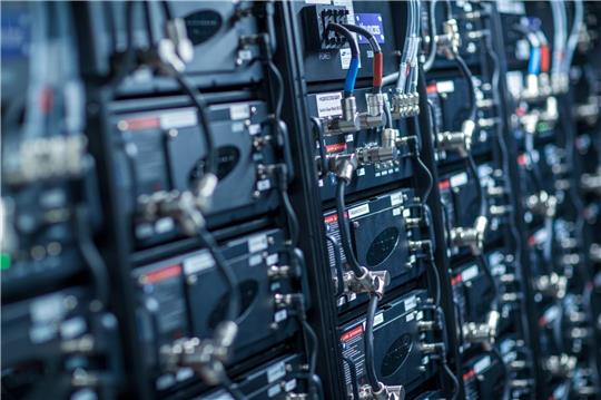 Akku-Blöcke in einem Batteriepark. (Symbolbild)