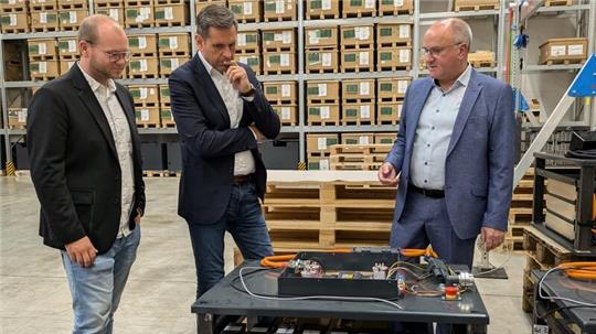 Akkuteam-Gründer Norbert Engel (r.) und sein Sohn sowie verantwortlicher Elektrotechnikermeister, Serviceleiter und Prokurist Maurice Engel (l.) präsentieren Olaf Lies ihre Produkte.