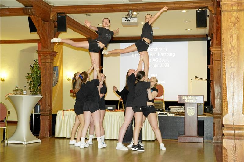 Akrobatisch geht es beim Auftritt der Cheerleader aus der TSG Jerstedt zu. Die Deckenhöhe des Bündheimer Schlosses passt gerade so.  Foto: Schlegel