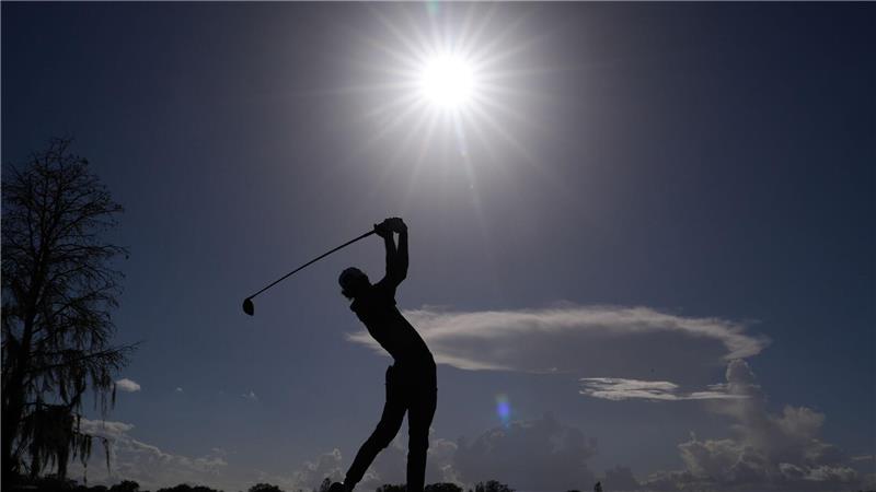 Akshay Bhatia schlägt am sechsten Loch ab.