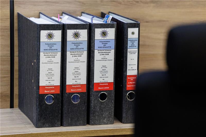 Akten im Gerichtssaal: Seit Ende Januar wird gegen sechs junge Männer wegen schweren Bandendiebstahls, Brandstiftung und besonders schwerer Brandstiftung verhandelt.