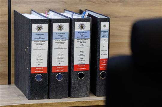Akten im Gerichtssaal: Seit Ende Januar wird gegen sechs junge Männer wegen schweren Bandendiebstahls, Brandstiftung und besonders schwerer Brandstiftung verhandelt.