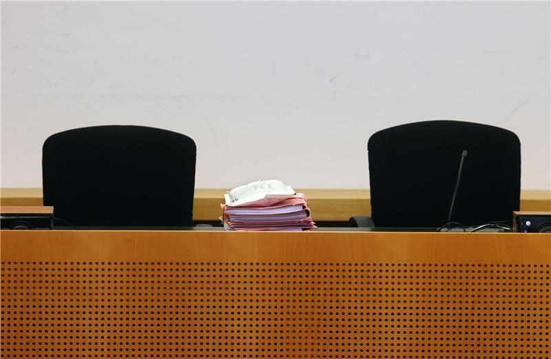 Akten liegen im Strafjustizzentrum auf dem Richtertisch.