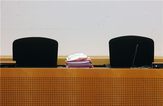 Akten liegen im Strafjustizzentrum auf dem Richtertisch.