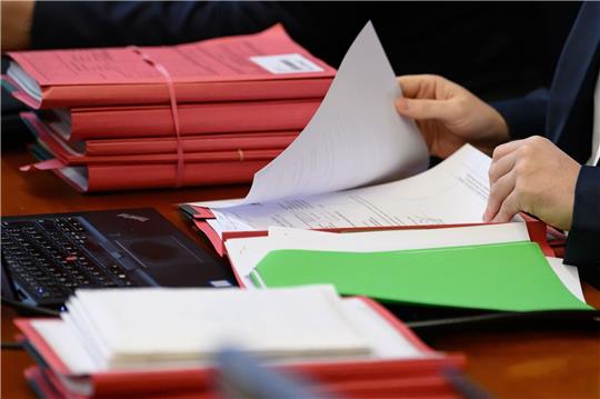Akten liegen zum Prozessauftakt im Landgericht auf einem Tisch.