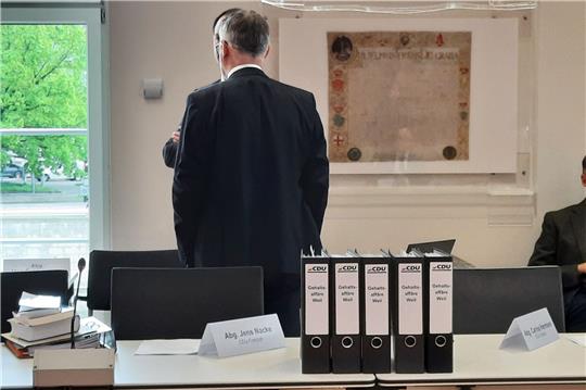 Aktenordner der CDU-Fraktion mit der Aufschrift «Gehaltsaffäre Weil» stehen im Landtag auf einem Tisch.