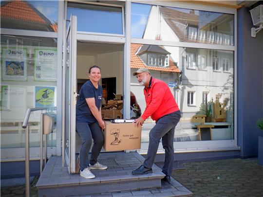 Aktentransport: Annett Jerke und Friedhart Knolle beim Umzug. Dass die Ordner mit den Unterlagen nicht verloren gehen, ist ein besonderes Anliegen Knolles. Foto: Hartmann