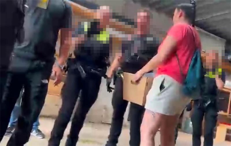 Ein unscharfes Bild, es zeigt, wie unter Polizeischutz Akten in einer Kiste übergeben werden.