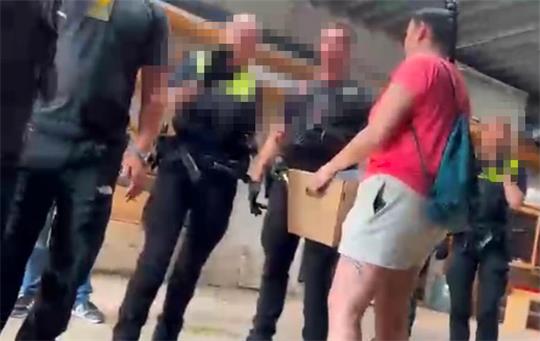 Ein unscharfes Bild, es zeigt, wie unter Polizeischutz Akten in einer Kiste übergeben werden.