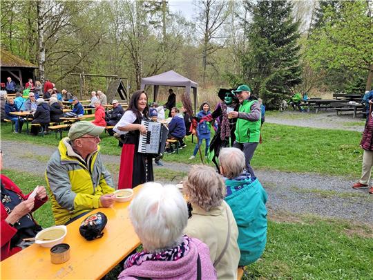 Akteure des Harzklub-Zweigvereins Bad Harzburg stellen das Programm fürs Maisingen am Molkenhaus zusammen. Reichlich Musikalisches soll geboten werden. Fotos (5): GZ-Archiv