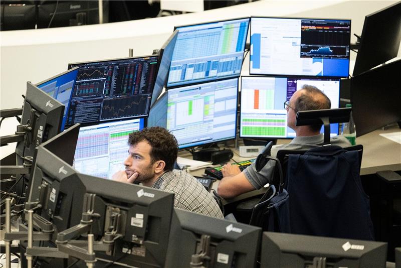 Wirtschaft in Not: „Keine Wachstumsimpulse in Sicht” Aktienhändler verfolgen die Kursentwicklung auf ihren Monitoren im Handelssaal der Deutschen Börse. Deutschlands Börsenschwergewichte bekommen die weltweite Konjunkturschwäche und die hohen Energiepreise in Deutschland zunehmend zu spüren.