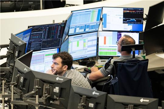 Aktienhändler verfolgen die Kursentwicklung auf ihren Monitoren im Handelssaal der Deutschen Börse. Deutschlands Börsenschwergewichte bekommen die weltweite Konjunkturschwäche und die hohen Energiepreise in Deutschland zunehmend zu spüren.