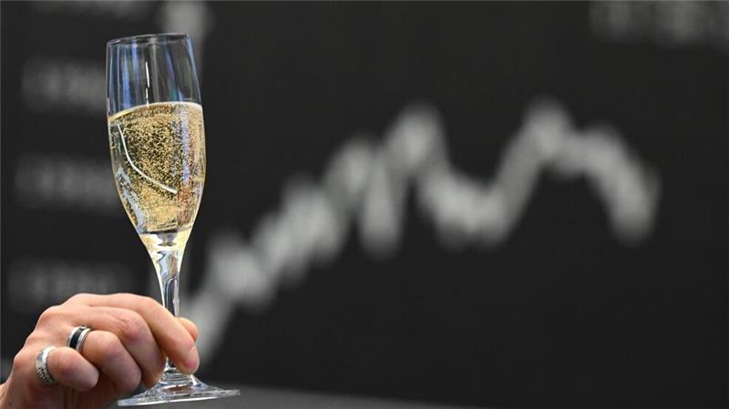 Zahl der Aktionäre in Deutschland schrumpft erneut Aktieninstitut: „Auf lange Sicht erwirtschaftet eine breit gestreute Aktienanlage durchschnittlich sechs bis neun Prozent Ertrag pro Jahr.“ (Archivbild)