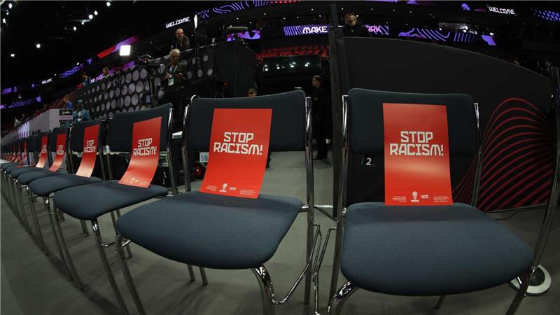 Basketballer locker zum EM-Gruppensieg - Portugal wartet Aktion bei der EM: Schilder mit „Stop racism“ in Tampere.