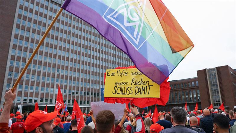 Lautstarker Protest vor VW-Aufsichtsratssitzung Aktion in Wolfsburg: Direkt am Vorstandhochhaus kamen Beschäftigte zu lautem Protest zusammen.
