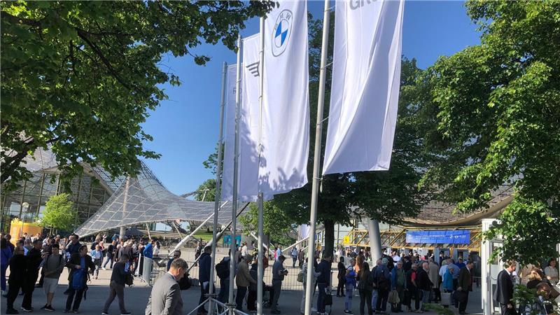 BMW stellt sich 3000 Aktionären Aktionäre auf dem Weg zur BMW-Hauptversammlung, die zum ersten Mal seit fünf Jahren wieder in Präsenz stattfindet.
