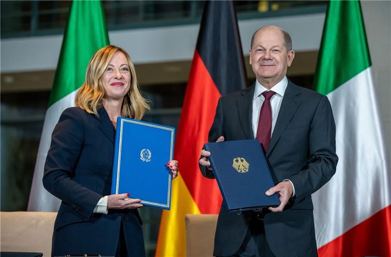 Scholz und Meloni vereinbaren engere Zusammenarbeit «Aktionsplan» für mehr Zusammenarbeit: Ministerpräsidentin Giorgia Meloni und Bundeskanzler Olaf Scholz in Berlin.