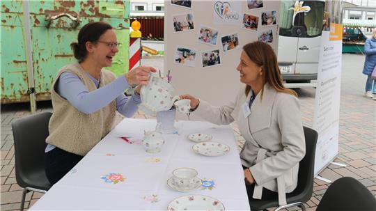 "Aktiv am Küchentisch": Gesundheitsberaterin Katharina Reulbach (links) und Bewegungsberaterin Catherine Wagner vom Akkü-Team laden die Senioren zu Tee und Gesprächen ein.