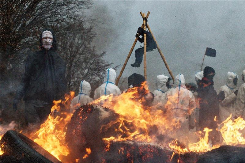 Lützerath-Bilanz: Jede vierte Straftat aufgeklärt Aktivisten bauten im Vorfeld der Räumung von Lützerath Barrikaden auf und steckten diese in Brand (Archivbild).