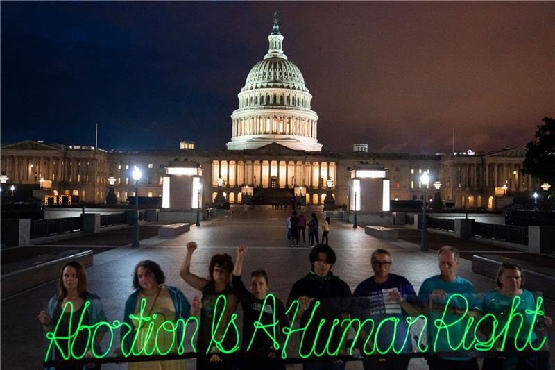 Aktivisten begehen den ersten Jahrestag der Entscheidung des Obersten Gerichtshofs um das Recht auf Abtreibung in Washington DC.