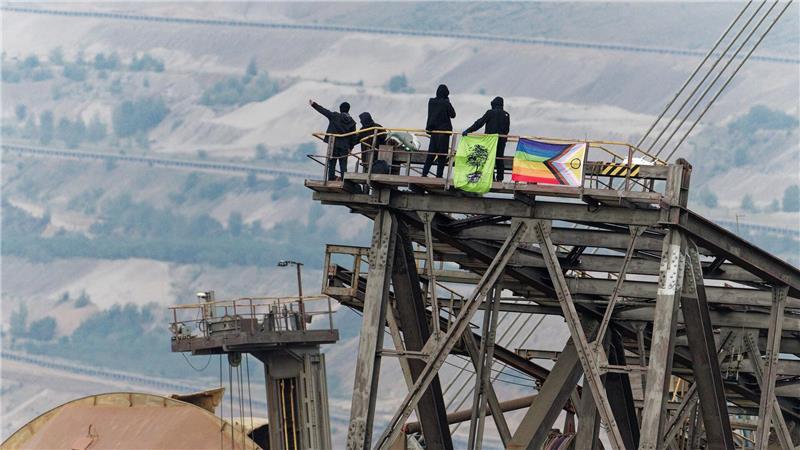 Aktivisten besetzen einen Kohlebagger im Tagebau Hambach. Sie fürchten, dass der Konzern RWE einen Teil vom Hambacher Forst für einen Yachthafen roden lässt.