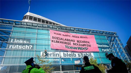 Aktivisten demonstrieren mit einer Kletter-Aktion am Konrad-Adenauer-Haus in Berlin.