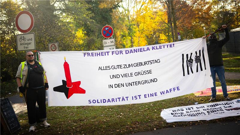 Aktivisten demonstrierten vor dem Gerichtssaal.