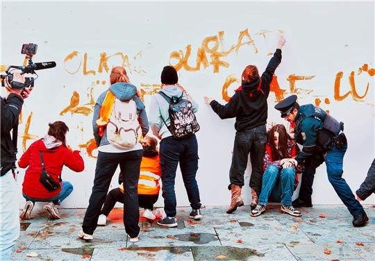 Aktivisten der Gruppe Letzte Generation beschmieren das Kanzleramt - die Polizei schreitet ein.