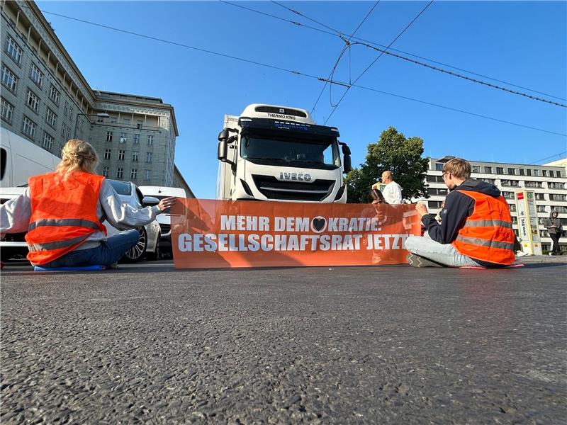 Letzte Generation blockiert erneut Straßen in Berlin Aktivisten der Gruppe Letzte Generation blockien eine Straße in Berlin.